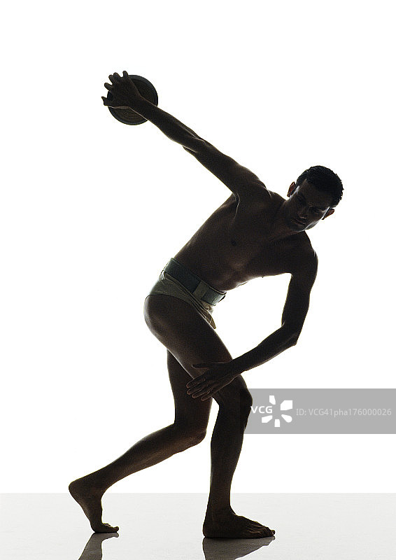 半裸男子准备掷铁饼，侧视图图片素材