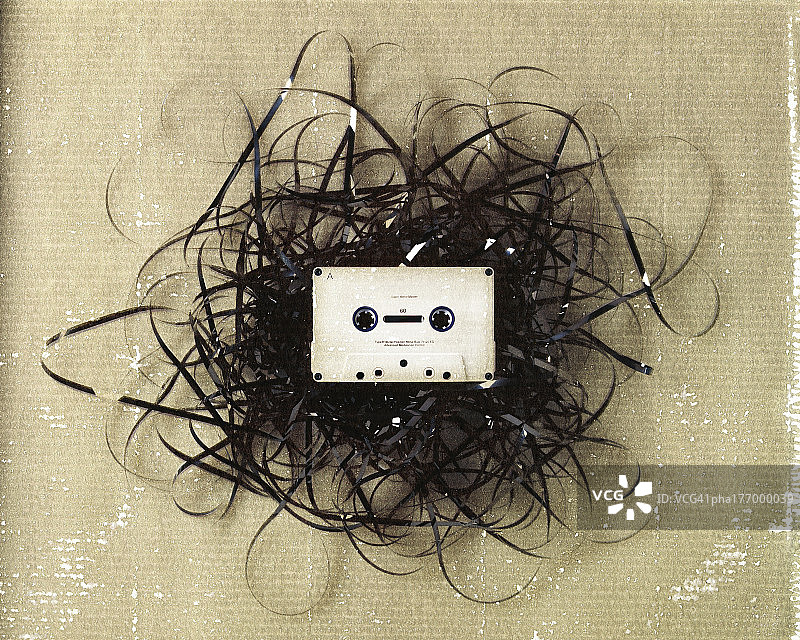 缠绕磁带堆上的盒式磁带图片素材