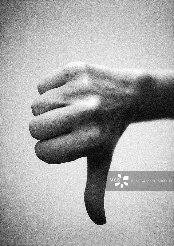朝下的拇指特写黑白照片图片素材