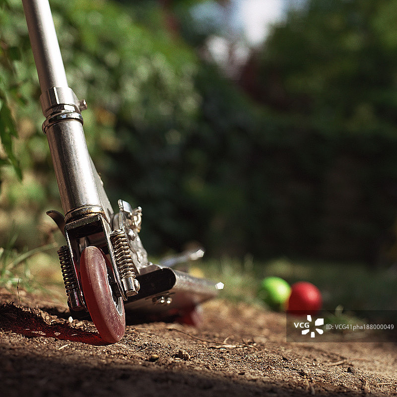 泥地上的小型摩托车特写图片素材