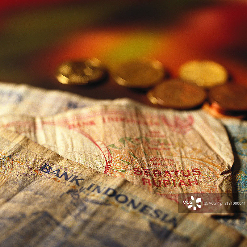 纸币和硬币堆图片素材