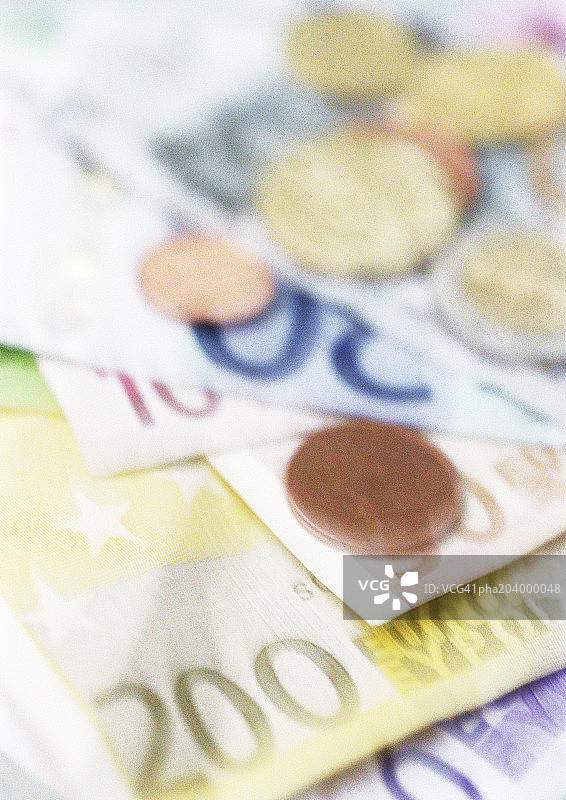 欧元纸币和硬币堆图片素材