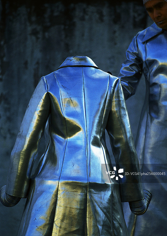 银色西装后视图图片素材