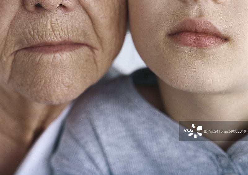 女孩和祖母脸颊相贴特写图片素材