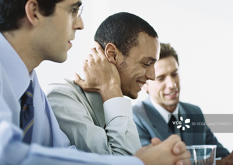 在会议中坐在一起的商人图片素材