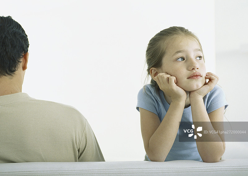 女孩手托着头，靠在男人旁，后视图图片素材
