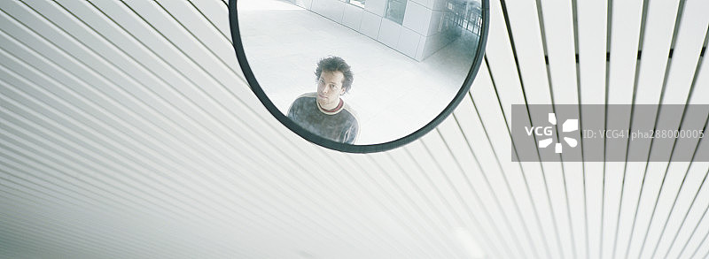 年轻男人在镜子里的倒影图片素材