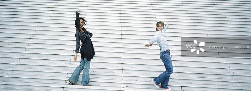 年轻的女人在台阶上跳舞图片素材