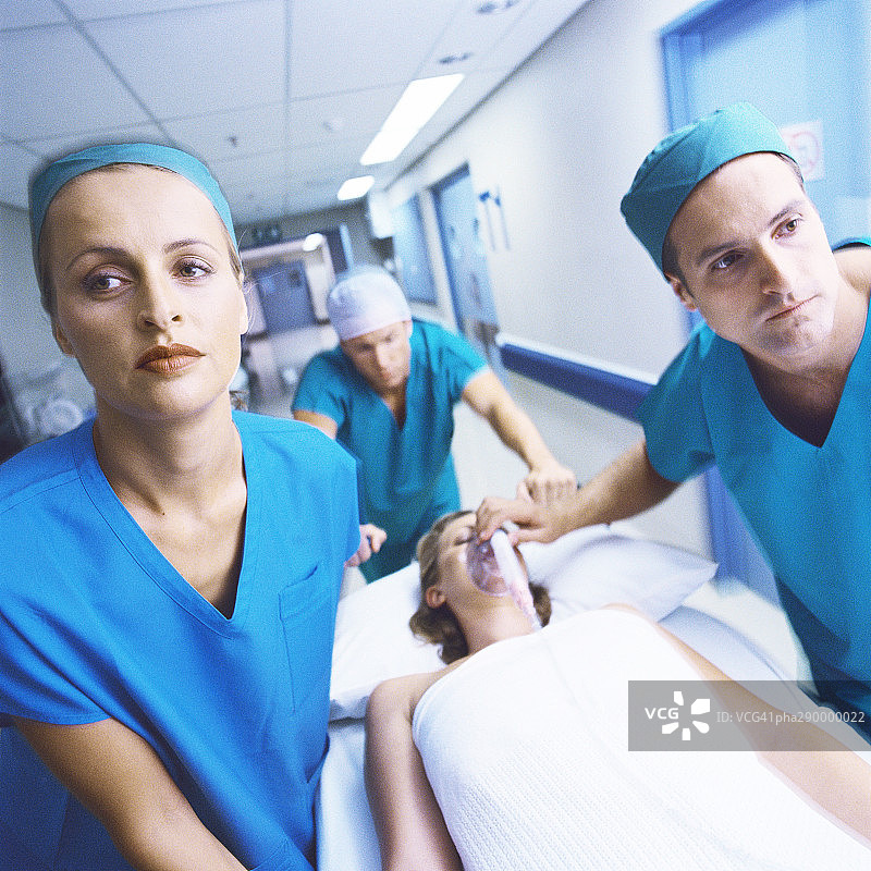 医疗团队推担架上的病人图片素材