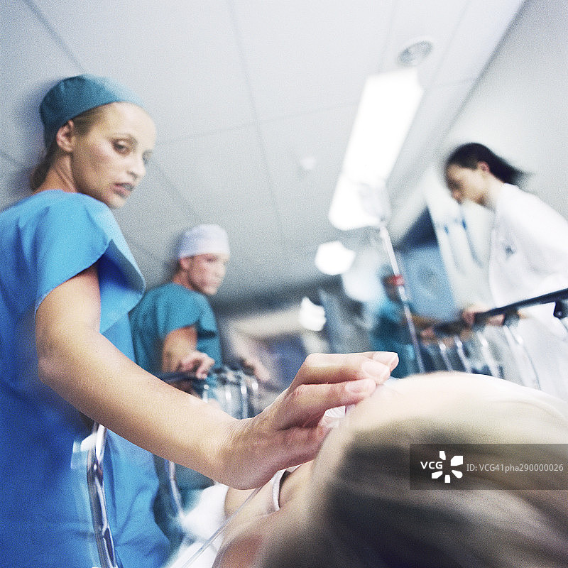 医疗团队推担架上的病人图片素材