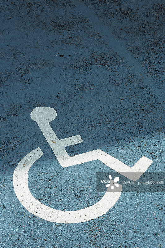 沥青路面上的残疾人标志图片素材