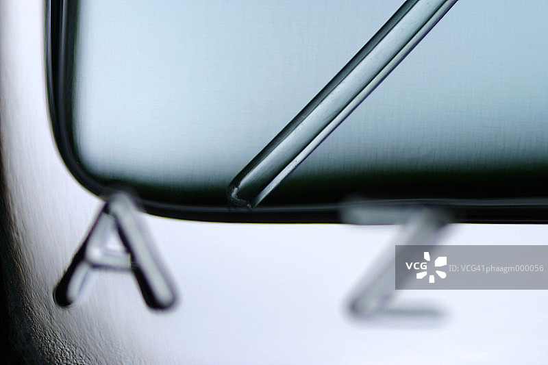 玻璃瓶上的字母与设计特写图片素材