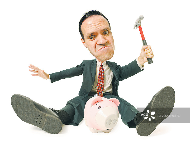 试图用锤子砸碎小猪存钱罐的白人男子概念漫画图片素材