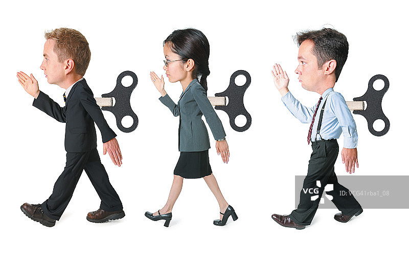 三个后背带发条的商人前进的漫画概念图片素材