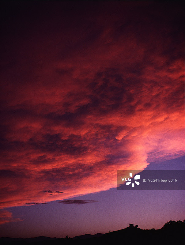 日落时分云层向山脉移动图片素材
