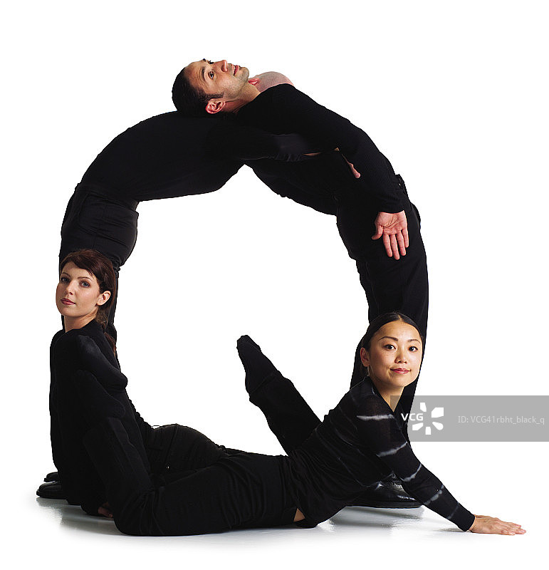 四个穿着黑色衣服的年轻人组成字母Q图片素材