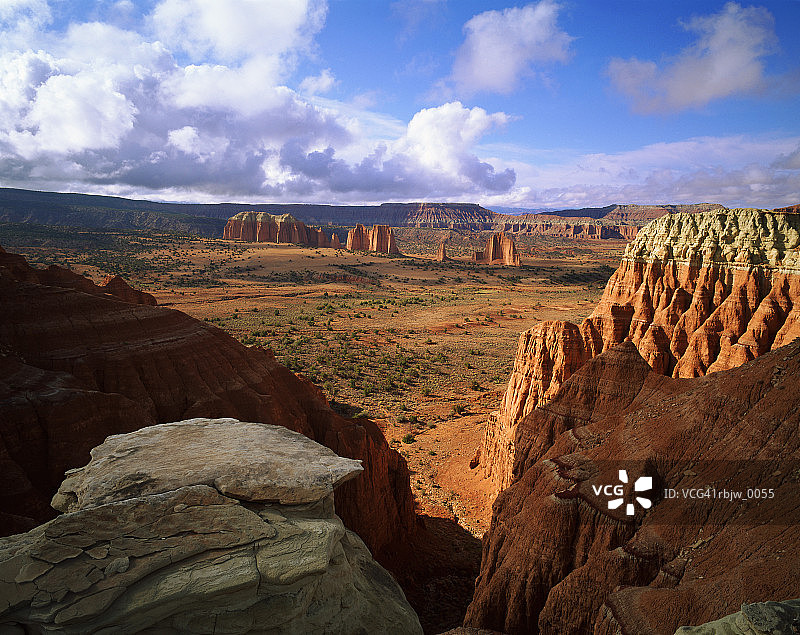 拥有红色岩石悬崖的北美沙漠景观图片素材