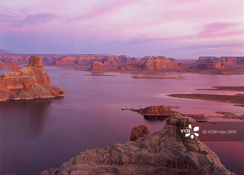 亚利桑那州佩吉附近的鲍威尔湖与红色岩层图片素材