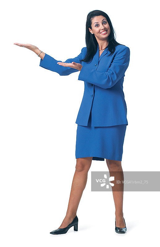 穿着蓝色商务套装的成年女性热情地向一侧示意图片素材