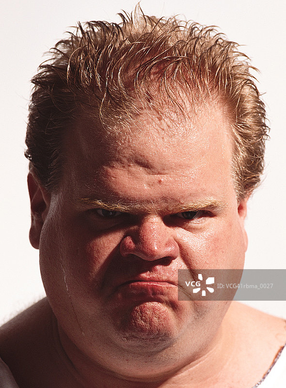 对着镜头做鬼脸的愤怒白人男子图片素材