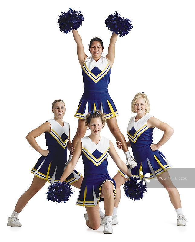 四个穿蓝白色服装的女啦啦队员摆出三角形姿势，一人被举起并高举双臂，手持绒球图片素材