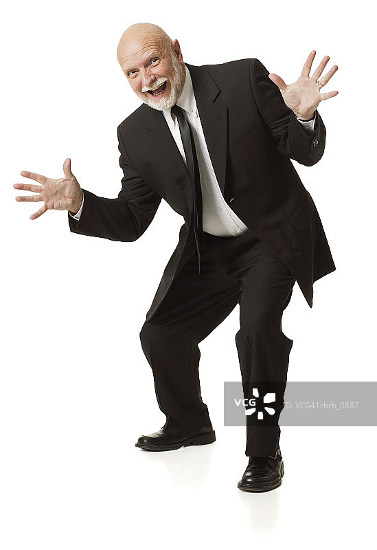 穿黑色西装的年长白人商务男士做鬼脸剪影图片素材
