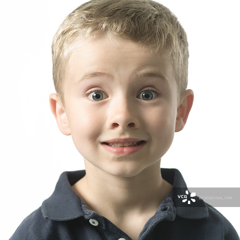 白人金发男童的明亮笑容摄影棚肖像图片素材
