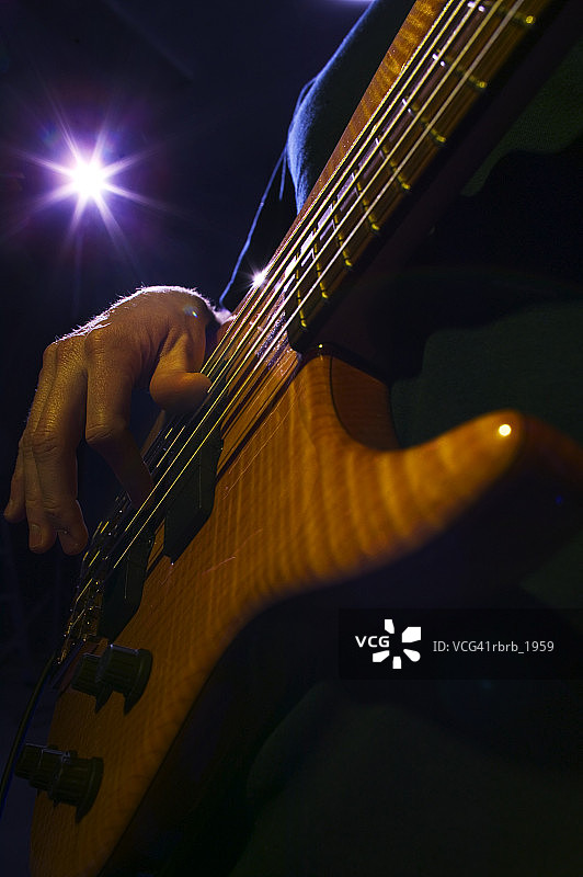 舞台上演奏的贝斯吉他特写镜头图片素材
