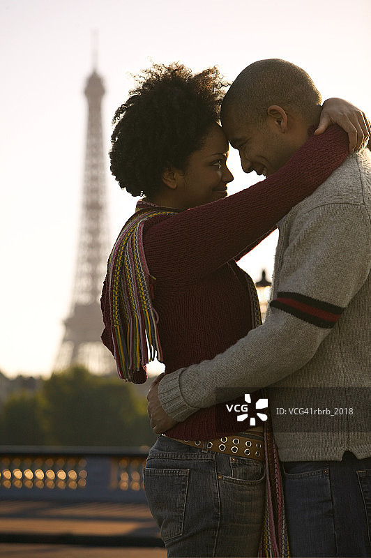 年轻情侣在巴黎埃菲尔铁塔相拥图片素材