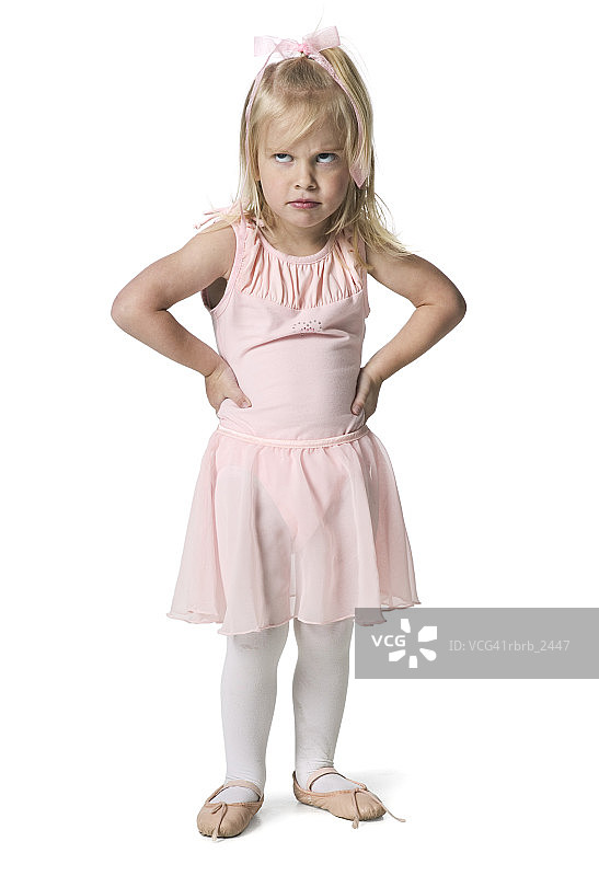 穿着粉色芭蕾舞裙的年轻女孩表现出恼怒全身照图片素材