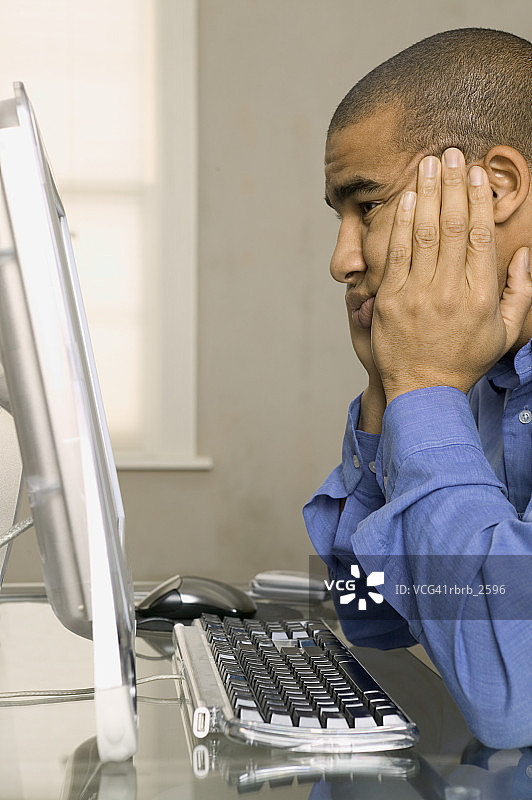 年轻男子耐心等待电脑前概念摄影图片素材