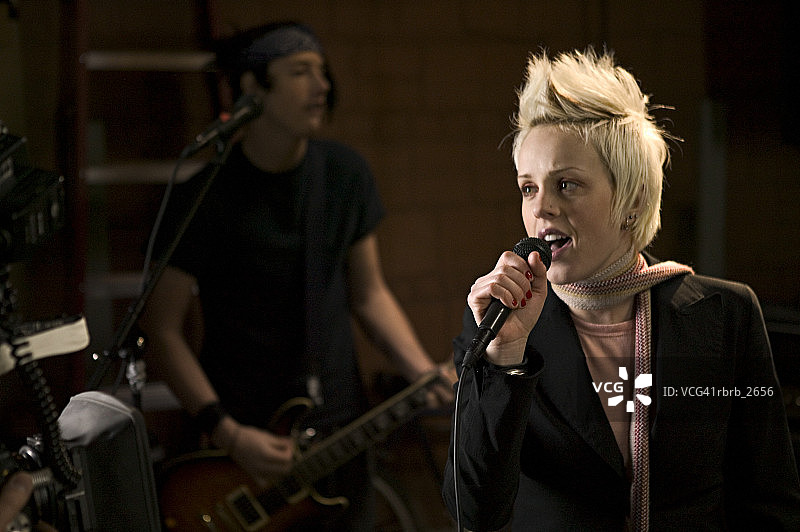 青少年生活方式：女歌手和男吉他手乐队练习图片素材