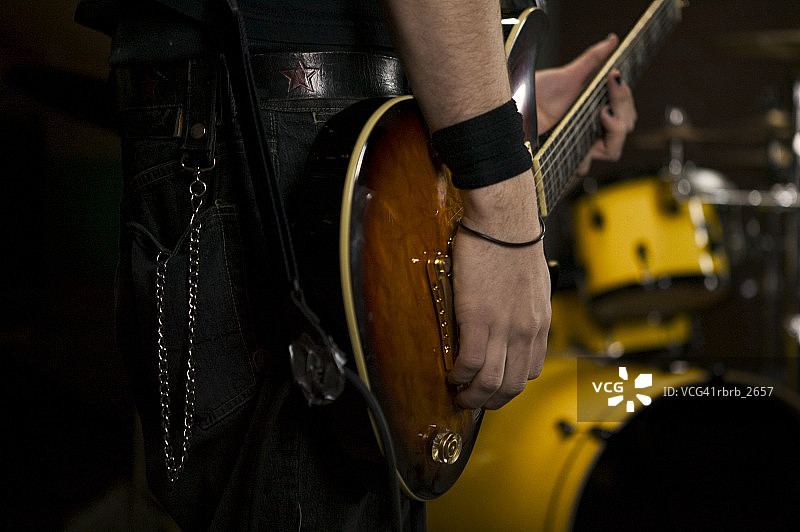 少年在车库乐队练习吉他图片素材