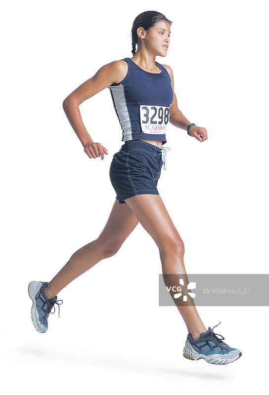 身穿蓝色运动服的年轻女子正在跑步，佩戴马拉松号码牌。图片素材