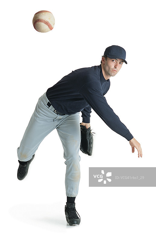 白人男子身穿蓝白相间的棒球服投球图片素材