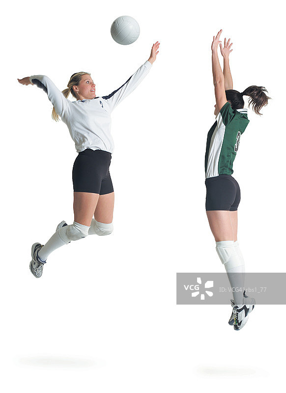 两名年轻的白人女子排球运动员对抗赛图片素材