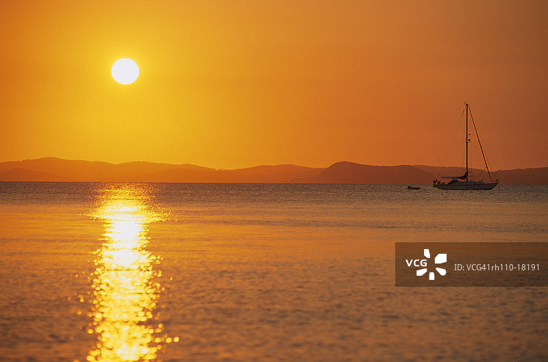 从猴子海滩看日落时分的大凯佩尔岛和澳大利亚昆士兰州大陆图片素材