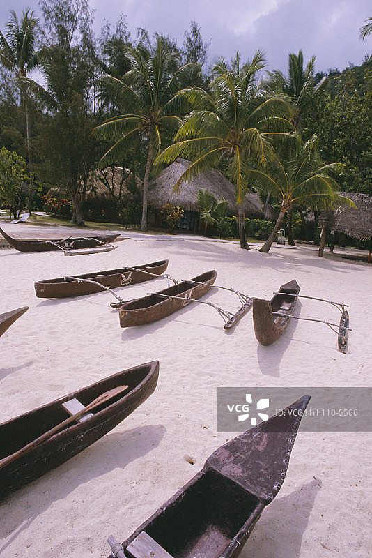 波拉波拉索菲特马拉拉酒店海滩上的舷外支架，南海，太平洋图片素材
