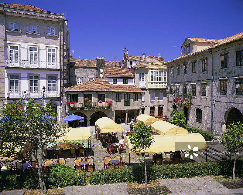 西班牙加利西亚蓬特韦德拉的古镇咖啡馆图片素材