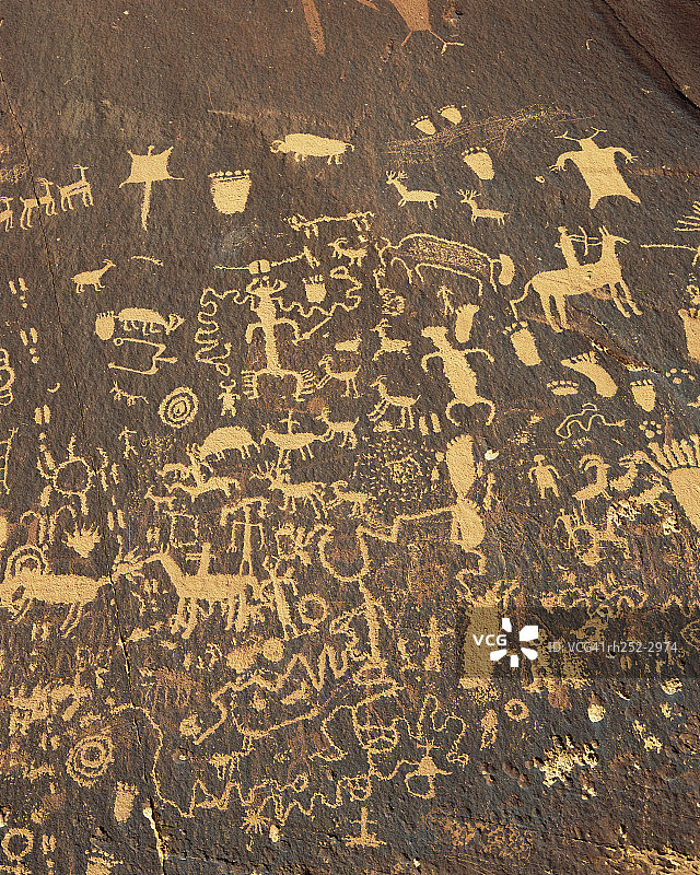 报纸岩石州立公园的报纸岩石岩画，美国犹他州图片素材