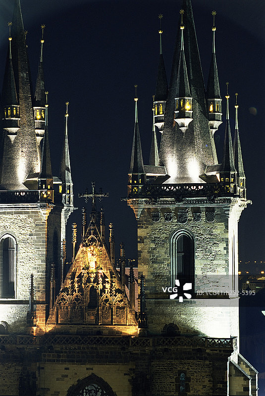 布拉格泰恩教堂的哥特式尖顶夜景，老城广场，联合国教科文组织世界遗产，捷克共和国图片素材