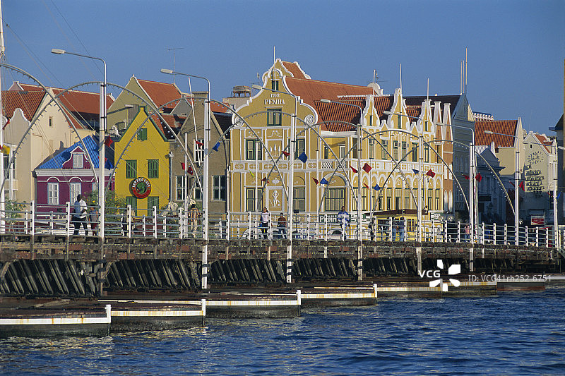 威廉斯塔德殖民风格山墙建筑和艾玛女王浮桥，库拉索，加勒比海，中美洲图片素材