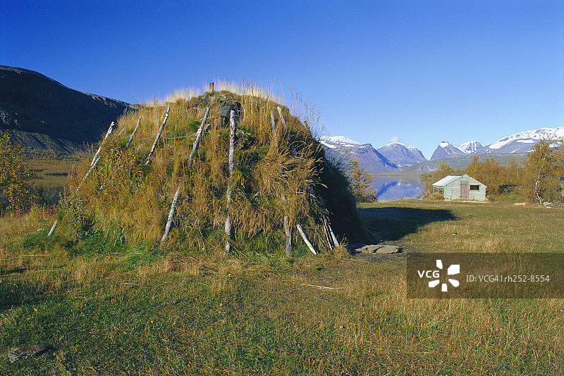 拉普兰瑞典拉波尼亚世界遗产地的萨米帐篷和凯布讷凯塞山图片素材
