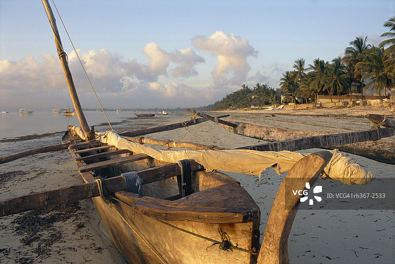 黄昏时分肯尼亚蒙巴萨附近班布里海滩上的独木舟图片素材