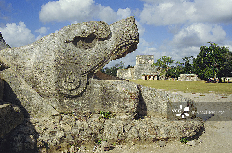 奇琴伊察大金字塔底部的蛇头，玛雅遗址，墨西哥，中美洲图片素材