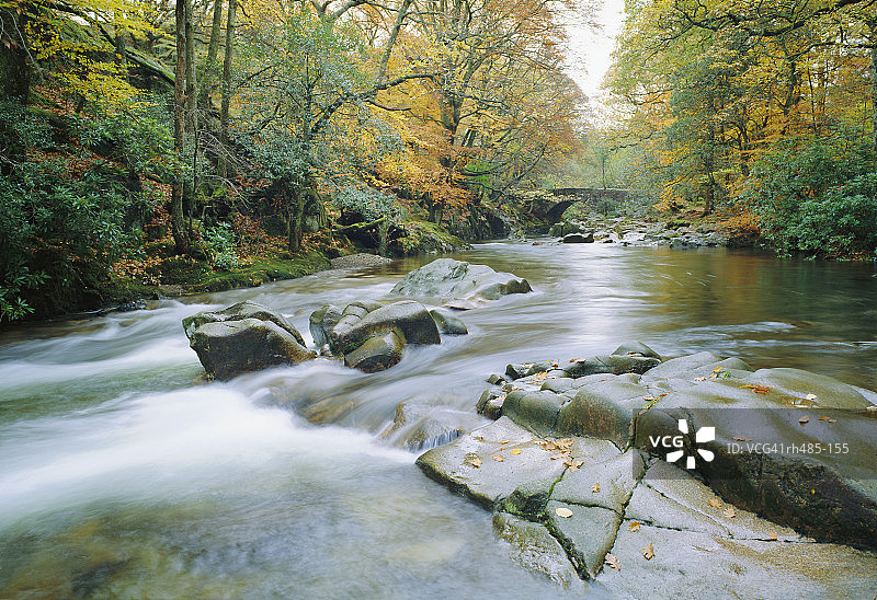 英国坎布里亚郡湖区国家公园埃斯克代尔的埃斯克河图片素材