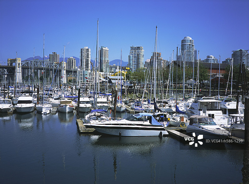 加拿大不列颠哥伦比亚省温哥华福溪：格兰维尔岛停靠的船只图片素材