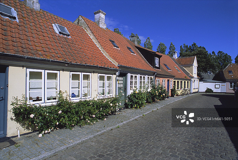 丹麦气球岛阿罗斯克宾的彩色房屋街道，斯堪的纳维亚图片素材