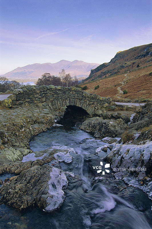 阿什内斯桥和冰冻的小溪，湖区国家公园，坎布里亚，英格兰，英国，欧洲图片素材
