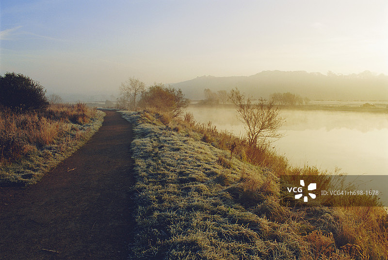 寒冷的河岸，特伦特河，阿滕伯勒，诺丁汉郡，英国图片素材